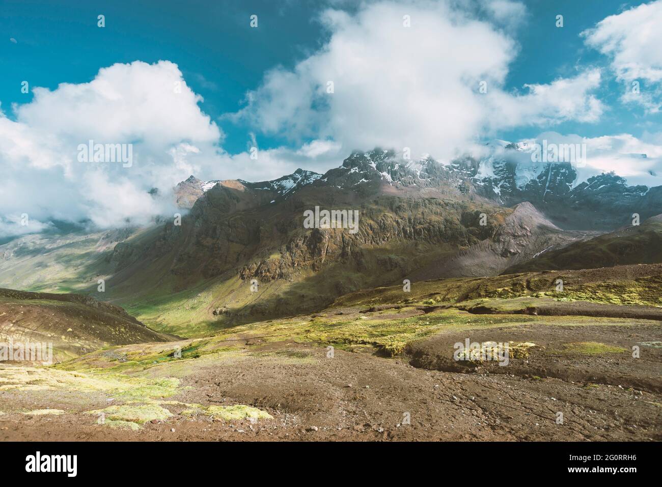 Altitude paysage de montagne par jour ensoleillé lumineux au Pérou Banque D'Images