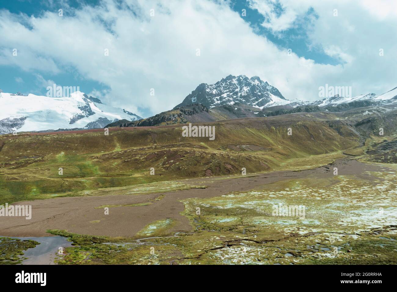 Beau temps ensoleillé à altitude montagnes au Pérou par jour Banque D'Images