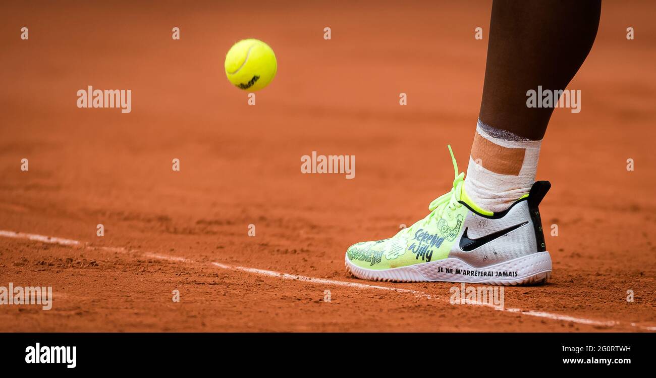 Paris, France. 02 juin 2021. Serena Williams des Etats-Unis illustration de  chaussures lors de la deuxième manche au Roland-Garros 2021, Grand Chelem  tennis Tournament le 2 juin 2021 au stade Roland-Garros à