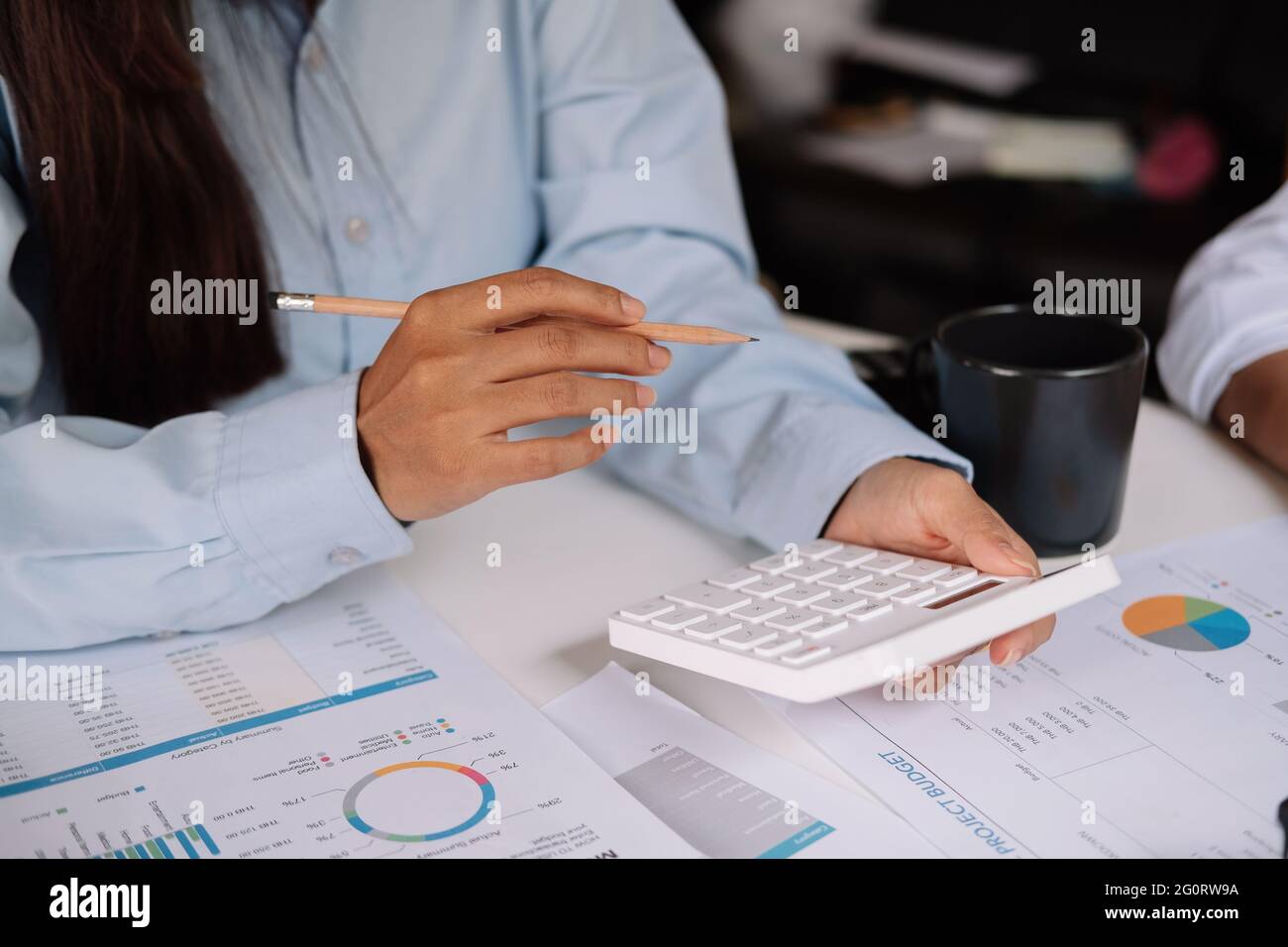 Femme d'affaires travaillant dans la finance et la comptabilité analyse du budget financier avec la calculatrice. Concept de travail à domicile. Banque D'Images