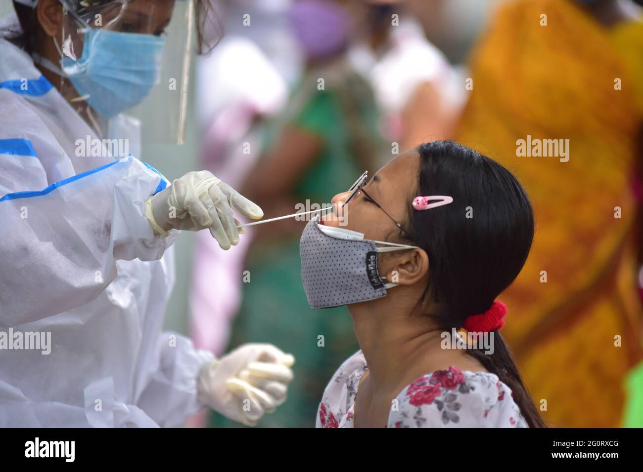 Nagaon, Inde. 3 juin 2021. Un agent de santé recueille un échantillon d'écouvillonnage nasal pour le test COVID-19 dans le district de Nagaon à Assam, en Inde, le 3 juin 2021. Credit: STR/Xinhua/Alay Live News Banque D'Images