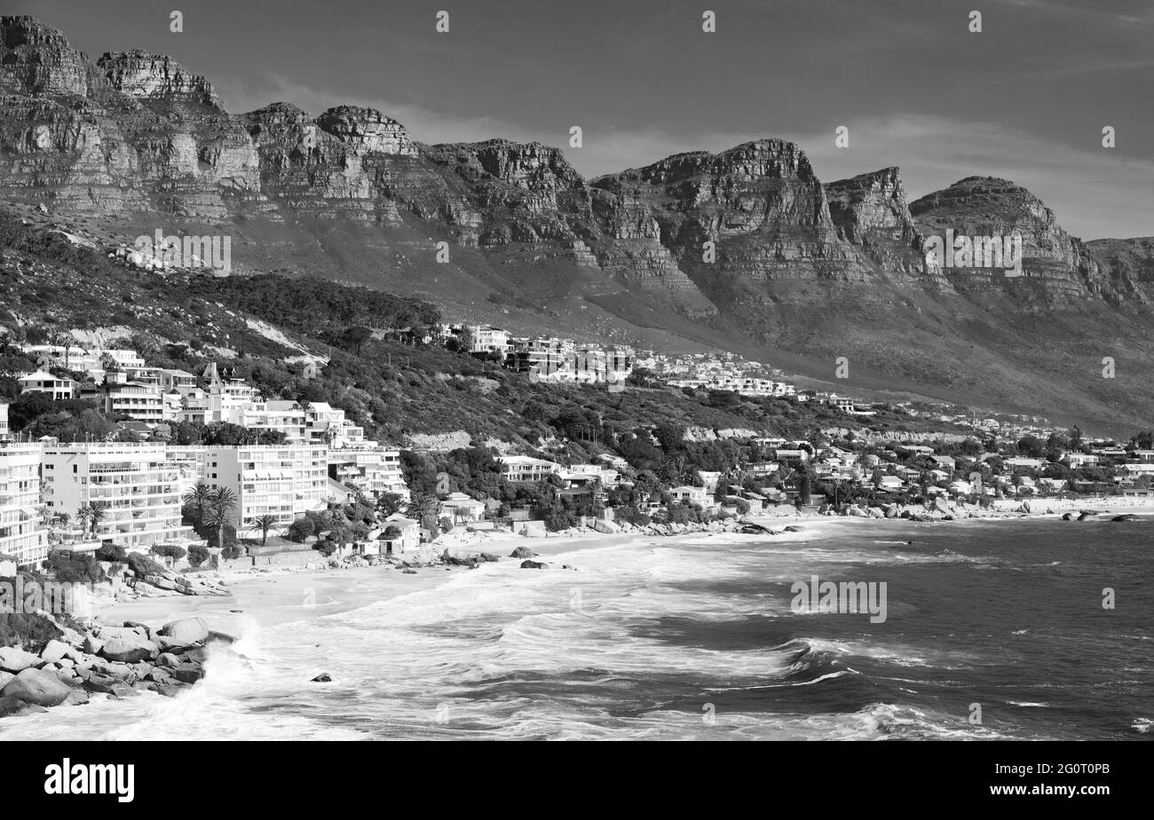 CAPE TOWN, AFRIQUE DU SUD - 05 janvier 2021 : Cape Town, Afrique du Sud - 15 octobre 2019 : vue sur Clifton Beach et les appartements du Cap en Afrique du Sud Banque D'Images