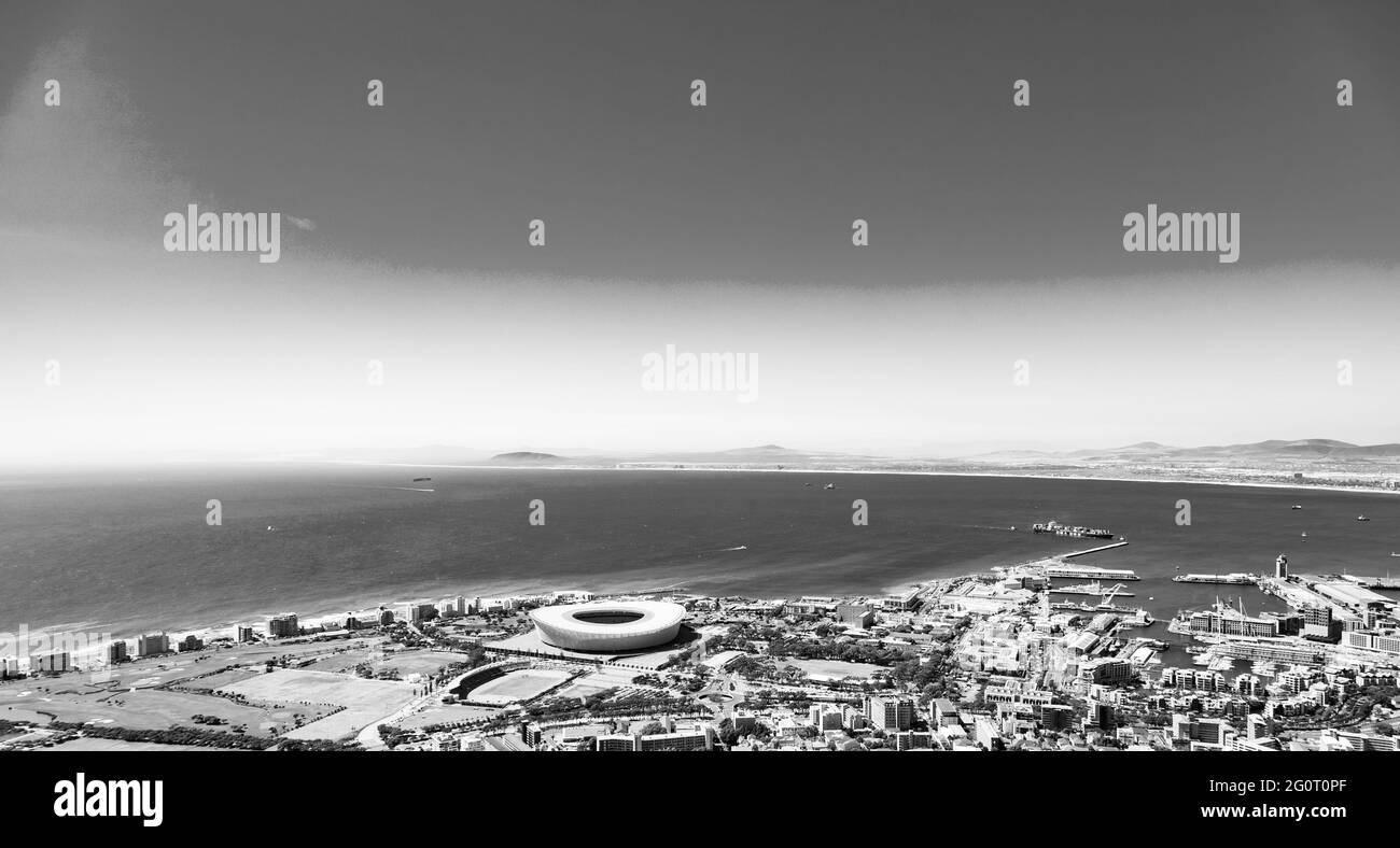 CAPE TOWN, AFRIQUE DU SUD - 05 janvier 2021 : Cape Town, Afrique du Sud - 15 octobre 2019 : vue en hauteur de la banlieue côtière de Green point et du stade sportif Banque D'Images