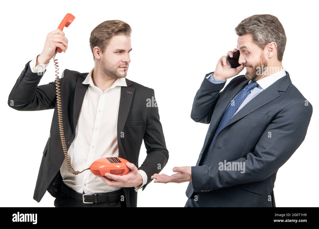 Homme d'affaires utilisant le téléphone portable regarder l'homme avec le téléphone. Communications mobiles et téléphoniques Banque D'Images