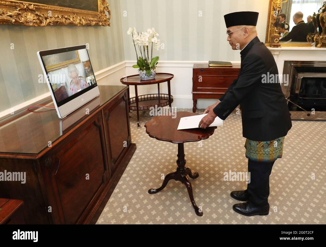 La reine Elizabeth II apparaît sur un écran par videolink du château de Windsor, où elle est en résidence, lors d'un public virtuel pour recevoir Desra Percaya, ambassadrice de la République d'Indonésie, à Buckingham Palace, Londres. Date de la photo: Jeudi 3 juin 2021. Banque D'Images