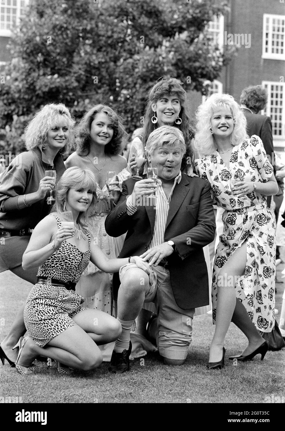 1.9.1986 Thames TV Garden Party avec le comédien vedette Benny Hill avec les anges de la colline Banque D'Images