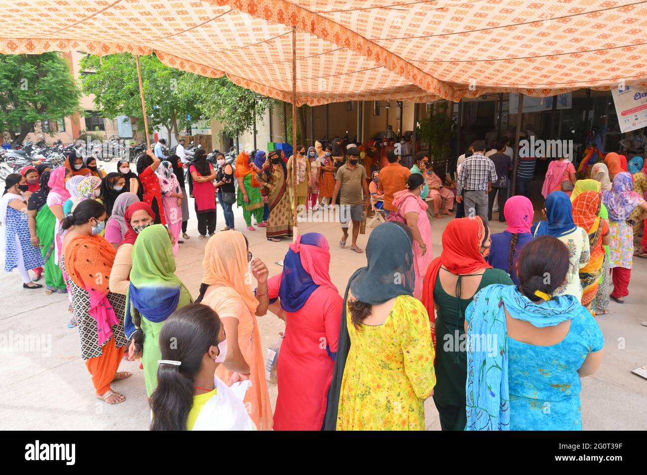 Campagne spéciale de vaccination contre le covid-19 pour les veuves au gurugram, Haryana, Inde. 02/06/2021. Banque D'Images