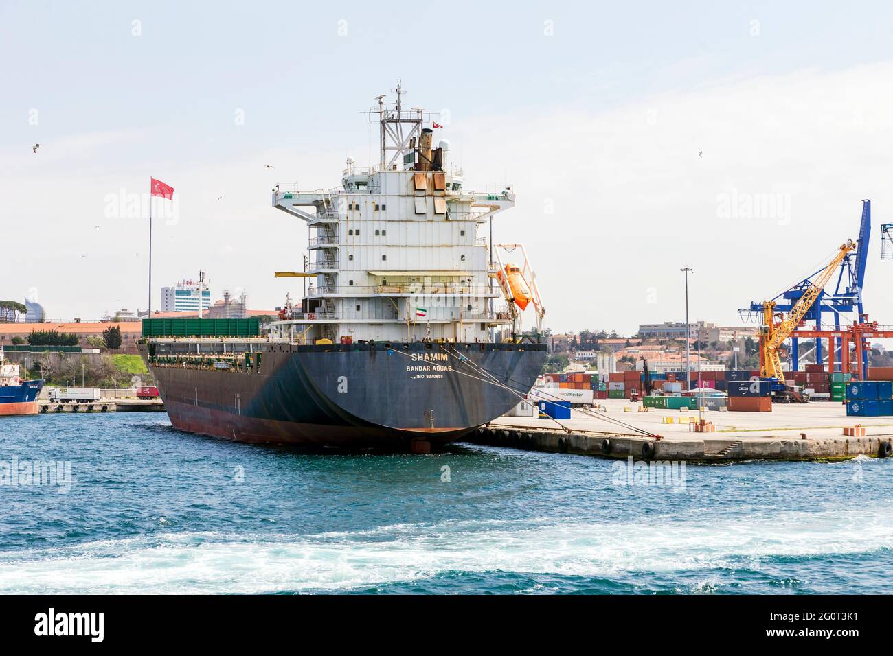 Haydarpasa, Istanbul, Turquie 15 avril 2021 : navire-conteneur iranien Shamim, construit en Allemagne, amarré au port de Haydarpasa, Istanbul. Banque D'Images