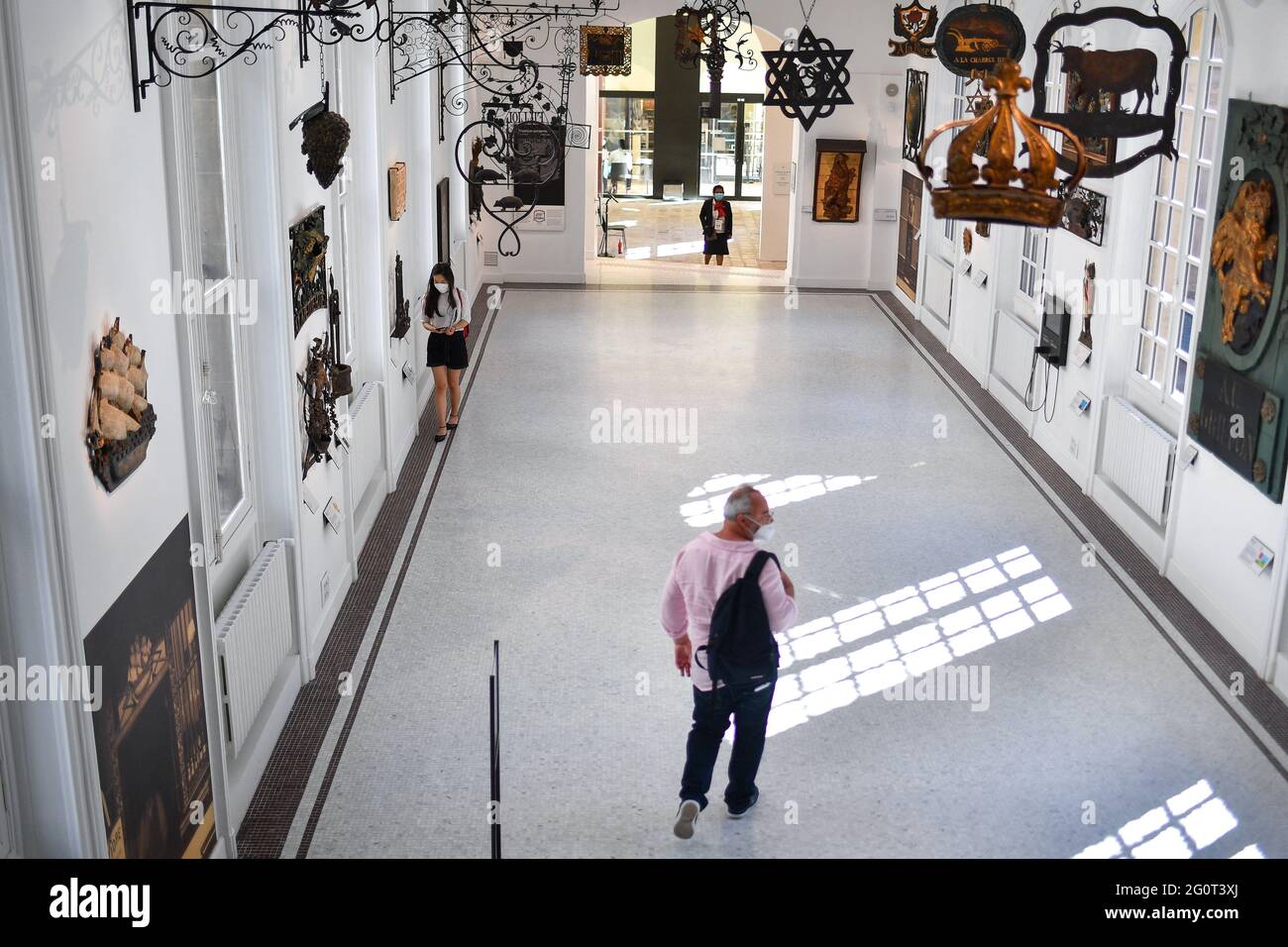 Paris, France. Le 1er juin 2021, les visiteurs regardent les articles exposés au Musée Carnavalet le 1er juin 2021 à Paris, France. Les visiteurs peuvent à nouveau profiter du musée historique de Carnavalet depuis mai 29, après plus de quatre ans de rénovations majeures. Il a eu lieu peu après la réouverture prévue des sites culturels français, fermée depuis octobre en raison des restrictions de Covid-19. Le Musée Carnavalet - Histoire de Paris, le plus ancien musée dédié à la ville, est situé à l'intérieur de deux demeures privées au coeur du Marais. Plusieurs de ses façades du XVIe siècle ont été restaurées, notamment celles de Banque D'Images