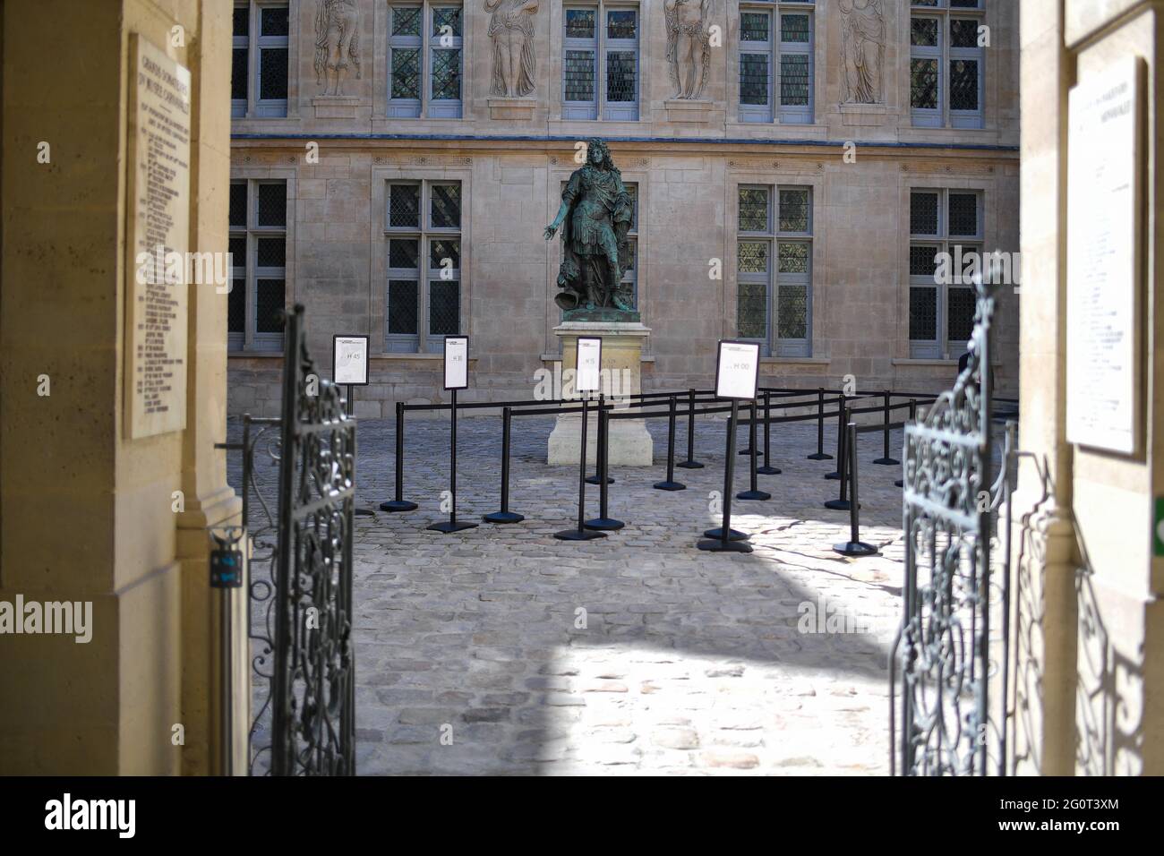 Paris, France. 1 juin 2021, une vue extérieure du Musée Carnavalet le 1 juin 2021 à Paris, France. Les visiteurs peuvent à nouveau profiter du musée historique de Carnavalet depuis mai 29, après plus de quatre ans de rénovations majeures. Il a eu lieu peu après la réouverture prévue des sites culturels français, fermée depuis octobre en raison des restrictions de Covid-19. Le Musée Carnavalet - Histoire de Paris, le plus ancien musée dédié à la ville, est situé à l'intérieur de deux demeures privées au coeur du Marais. Plusieurs de ses façades du XVIe siècle ont été restaurées, notamment celles de la Cour des Banque D'Images
