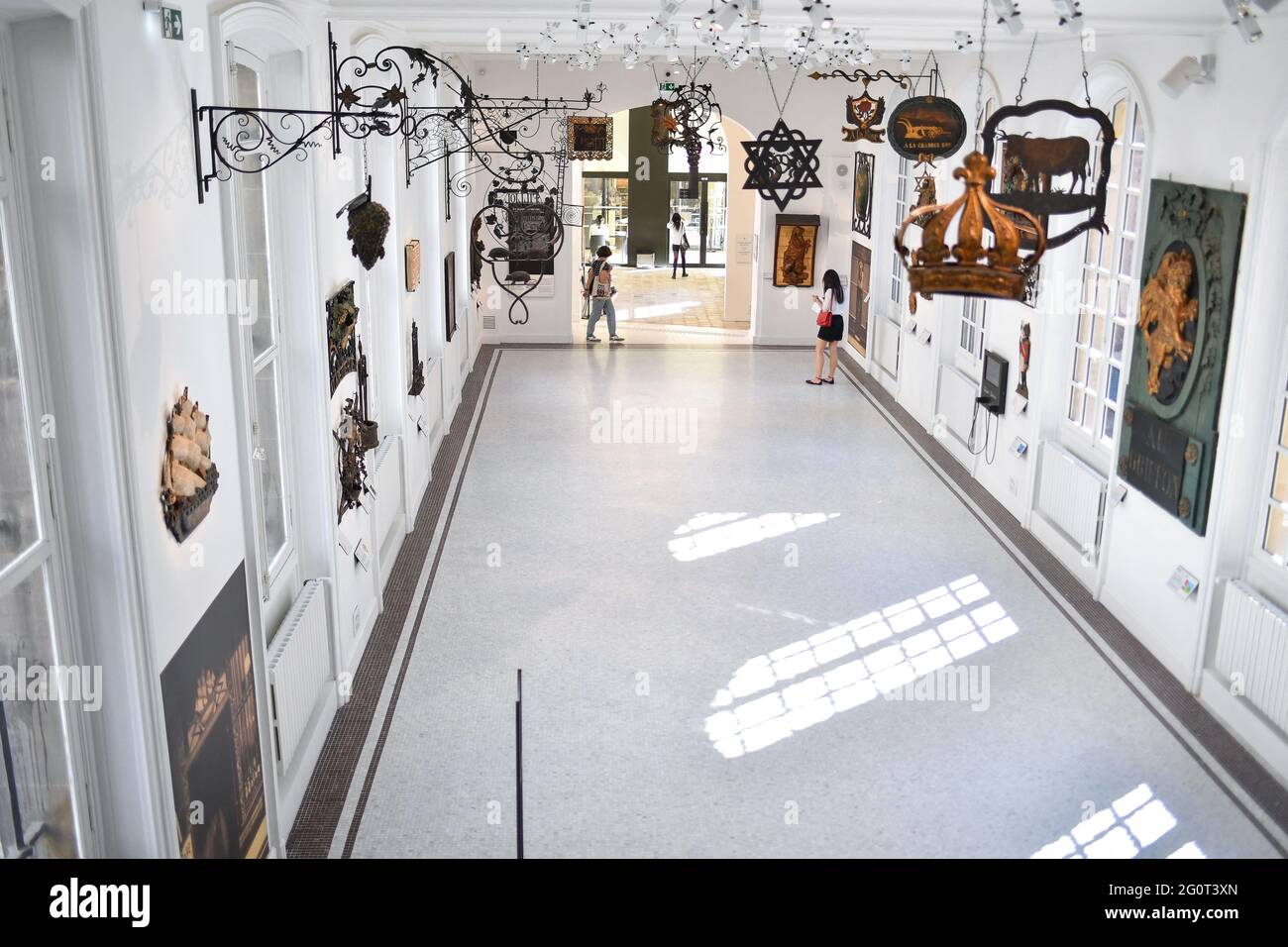 Paris, France. Le 1er juin 2021, les visiteurs regardent les articles exposés au Musée Carnavalet le 1er juin 2021 à Paris, France. Les visiteurs peuvent à nouveau profiter du musée historique de Carnavalet depuis mai 29, après plus de quatre ans de rénovations majeures. Il a eu lieu peu après la réouverture prévue des sites culturels français, fermée depuis octobre en raison des restrictions de Covid-19. Le Musée Carnavalet - Histoire de Paris, le plus ancien musée dédié à la ville, est situé à l'intérieur de deux demeures privées au coeur du Marais. Plusieurs de ses façades du XVIe siècle ont été restaurées, notamment celles de Banque D'Images