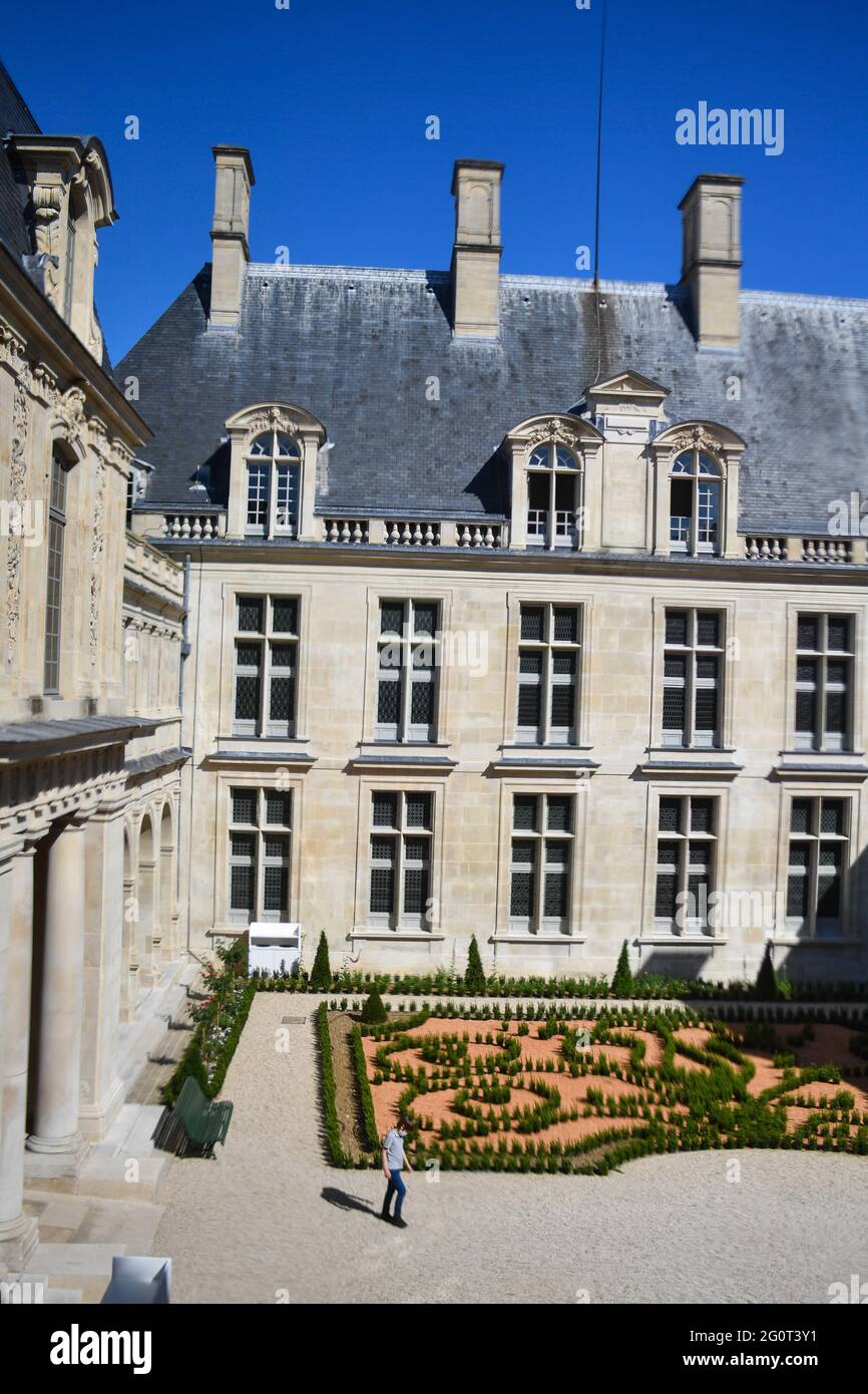 Paris, France. 1 juin 2021, une vue extérieure du Musée Carnavalet le 1 juin 2021 à Paris, France. Les visiteurs peuvent à nouveau profiter du musée historique de Carnavalet depuis mai 29, après plus de quatre ans de rénovations majeures. Il a eu lieu peu après la réouverture prévue des sites culturels français, fermée depuis octobre en raison des restrictions de Covid-19. Le Musée Carnavalet - Histoire de Paris, le plus ancien musée dédié à la ville, est situé à l'intérieur de deux demeures privées au coeur du Marais. Plusieurs de ses façades du XVIe siècle ont été restaurées, notamment celles de la Cour des Banque D'Images
