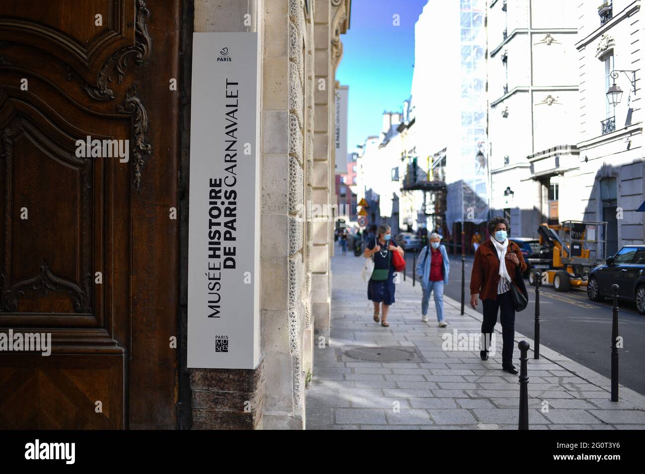 Paris, France. 1 juin 2021, une vue extérieure du Musée Carnavalet le 1 juin 2021 à Paris, France. Les visiteurs peuvent à nouveau profiter du musée historique de Carnavalet depuis mai 29, après plus de quatre ans de rénovations majeures. Il a eu lieu peu après la réouverture prévue des sites culturels français, fermée depuis octobre en raison des restrictions de Covid-19. Le Musée Carnavalet - Histoire de Paris, le plus ancien musée dédié à la ville, est situé à l'intérieur de deux demeures privées au coeur du Marais. Plusieurs de ses façades du XVIe siècle ont été restaurées, notamment celles de la Cour des Banque D'Images