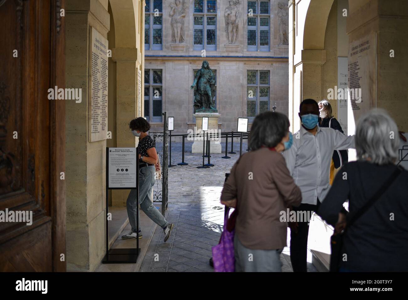 Paris, France. 1 juin 2021, une vue extérieure du Musée Carnavalet le 1 juin 2021 à Paris, France. Les visiteurs peuvent à nouveau profiter du musée historique de Carnavalet depuis mai 29, après plus de quatre ans de rénovations majeures. Il a eu lieu peu après la réouverture prévue des sites culturels français, fermée depuis octobre en raison des restrictions de Covid-19. Le Musée Carnavalet - Histoire de Paris, le plus ancien musée dédié à la ville, est situé à l'intérieur de deux demeures privées au coeur du Marais. Plusieurs de ses façades du XVIe siècle ont été restaurées, notamment celles de la Cour des Banque D'Images