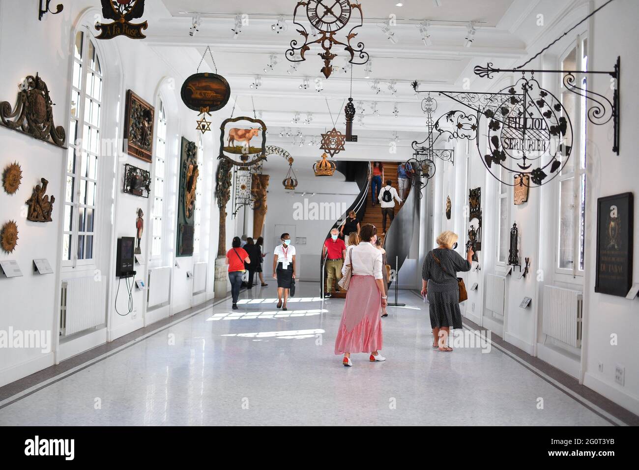 Paris, France. Le 1er juin 2021, les visiteurs regardent les articles exposés au Musée Carnavalet le 1er juin 2021 à Paris, France. Les visiteurs peuvent à nouveau profiter du musée historique de Carnavalet depuis mai 29, après plus de quatre ans de rénovations majeures. Il a eu lieu peu après la réouverture prévue des sites culturels français, fermée depuis octobre en raison des restrictions de Covid-19. Le Musée Carnavalet - Histoire de Paris, le plus ancien musée dédié à la ville, est situé à l'intérieur de deux demeures privées au coeur du Marais. Plusieurs de ses façades du XVIe siècle ont été restaurées, notamment celles de Banque D'Images
