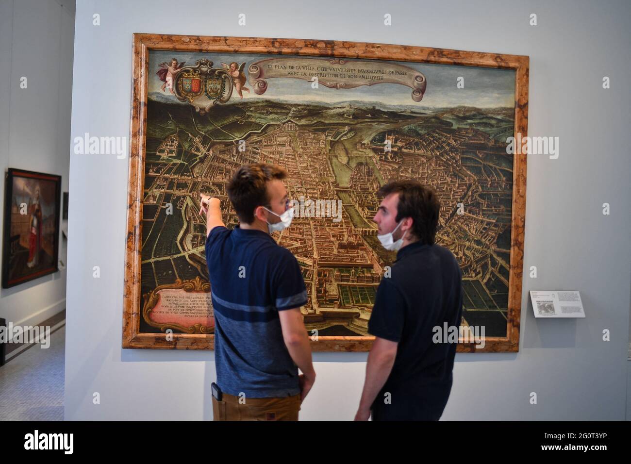 Paris, France. Le 1er juin 2021, les visiteurs regardent les articles exposés au Musée Carnavalet le 1er juin 2021 à Paris, France. Les visiteurs peuvent à nouveau profiter du musée historique de Carnavalet depuis mai 29, après plus de quatre ans de rénovations majeures. Il a eu lieu peu après la réouverture prévue des sites culturels français, fermée depuis octobre en raison des restrictions de Covid-19. Le Musée Carnavalet - Histoire de Paris, le plus ancien musée dédié à la ville, est situé à l'intérieur de deux demeures privées au coeur du Marais. Plusieurs de ses façades du XVIe siècle ont été restaurées, notamment celles de Banque D'Images