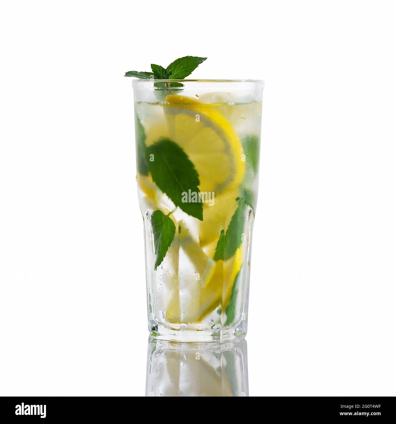 Cocktail maison frais dans un grand verre avec citron, menthe et glace isolé sur fond blanc Banque D'Images
