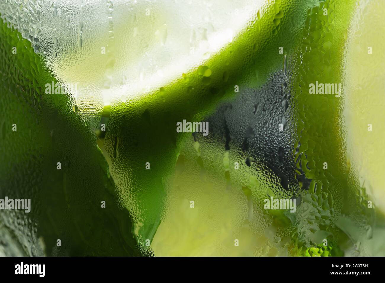 Image macro d'un verre refroidi embrumé avec un mojito. Fond alimentaire, texture, sélectif, mise au point. Banque D'Images