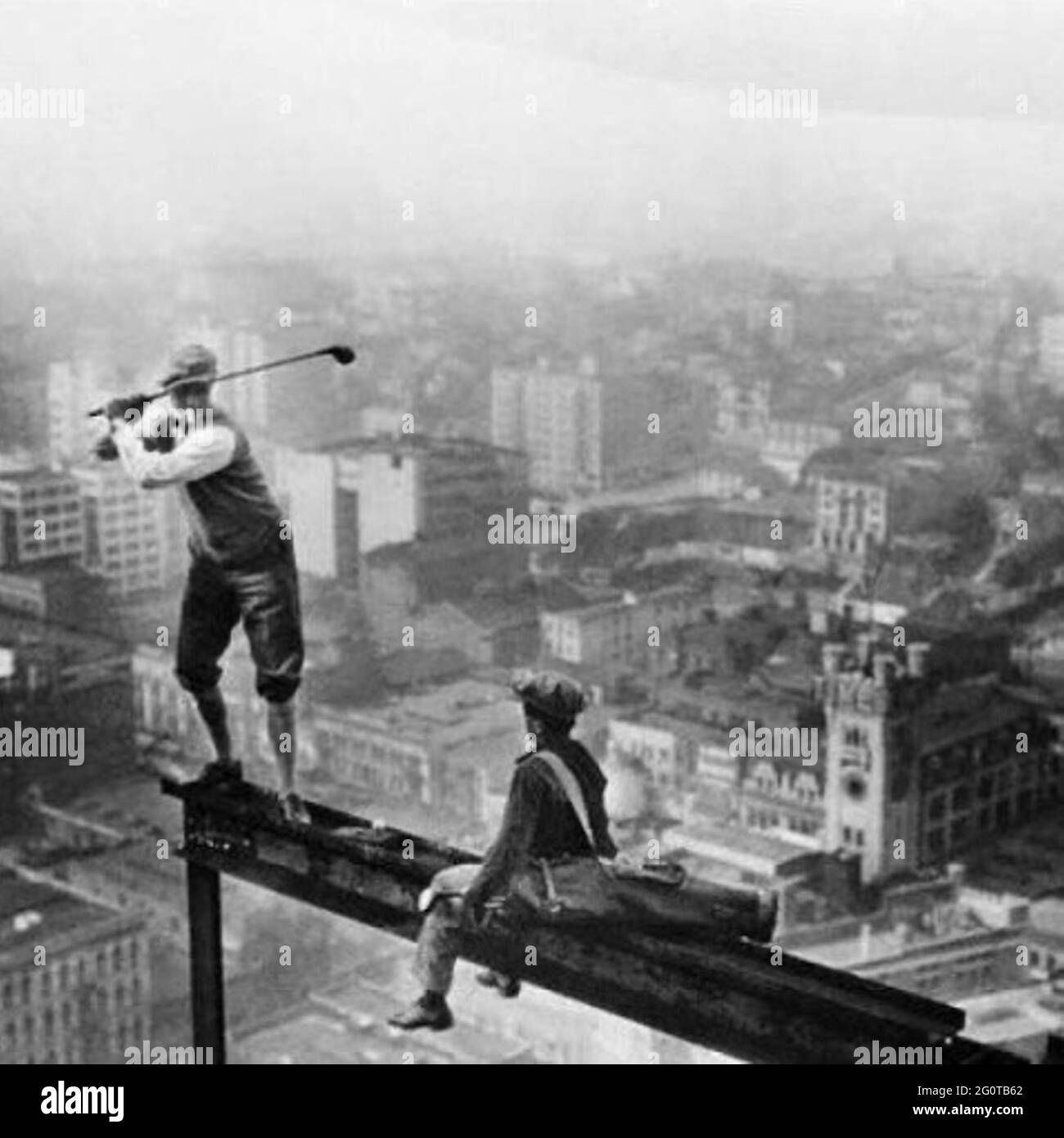 Le golfeur et le caddy font un jeu d'équilibre original Banque D'Images