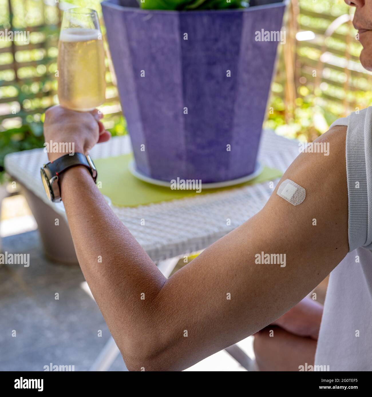 Un homme asiatique montre du plâtre sur l'épaule après le vaccin contre le coronavirus. Vaccination, immunisation, concept de prévention de la grippe. Obtenir le vaccin Covid-19. Ma Banque D'Images