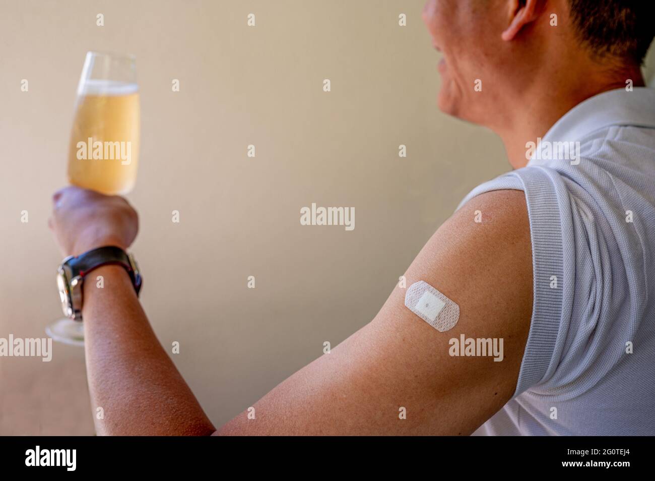 Un homme asiatique montre du plâtre sur l'épaule après le vaccin contre le coronavirus. Vaccination, immunisation, concept de prévention de la grippe. Obtenir le vaccin Covid-19. Ma Banque D'Images