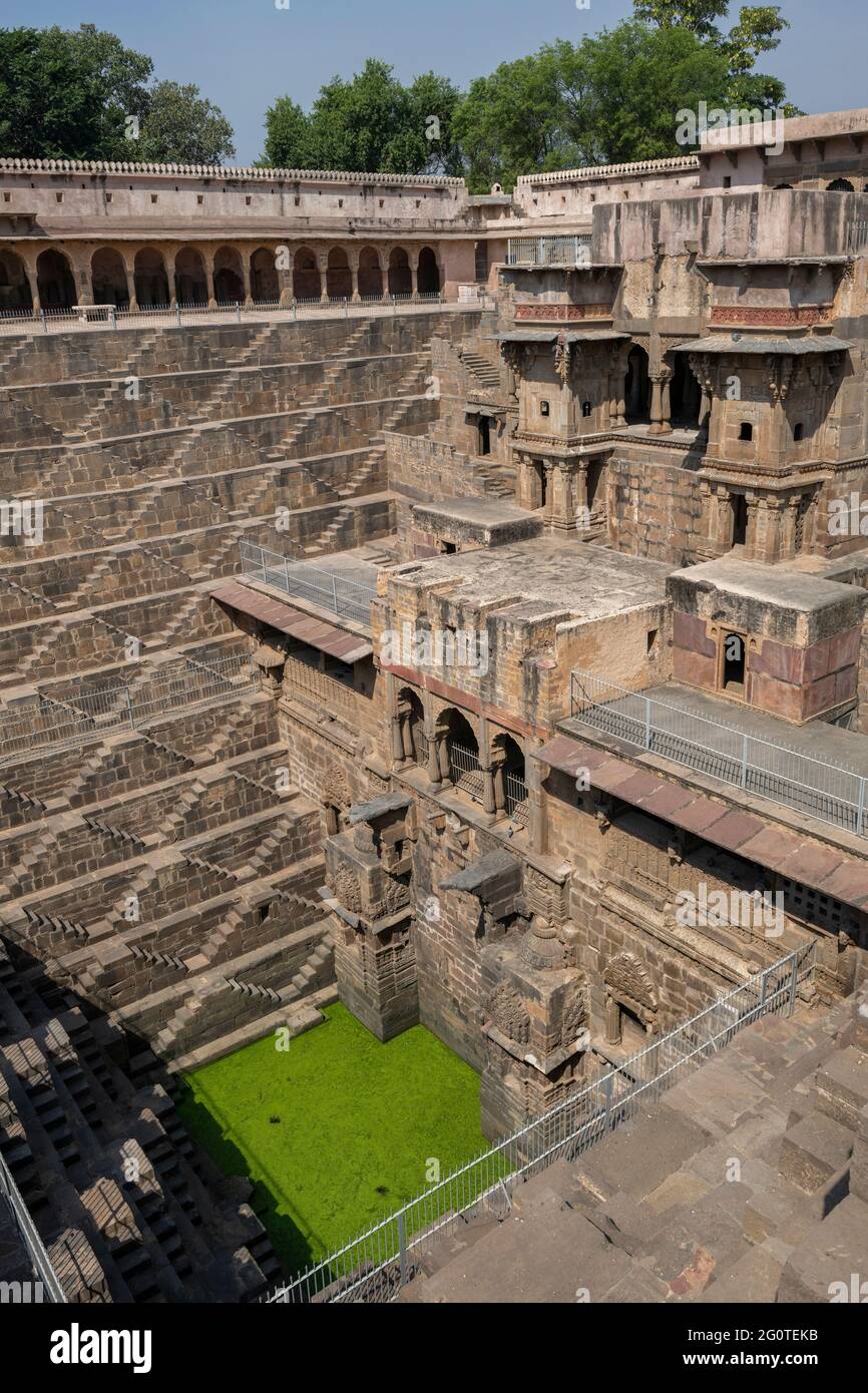 Le Chand Baori-un steppwell construit par le roi Chanda dans le village d'Abhaneri, Rajasthan au 9ème siècle. Il est composé de 3,500 étapes et est 13 histoire profonde Banque D'Images