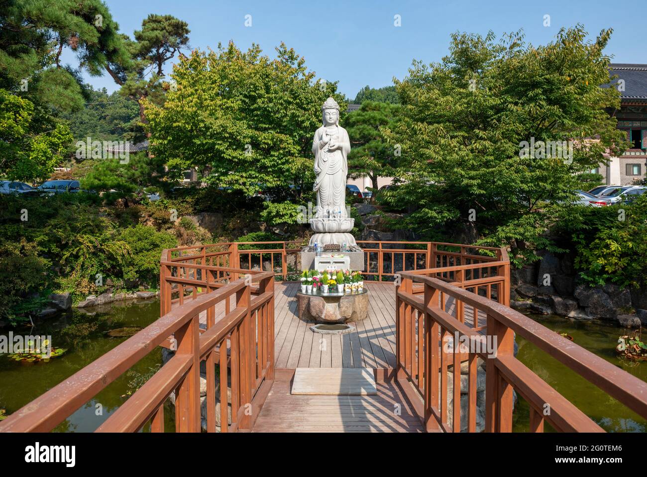 Statue en pierre de Avalokiteśvara au temple de Bongeunsa dans le quartier de Gangnam, Séoul. Corée du Sud Banque D'Images