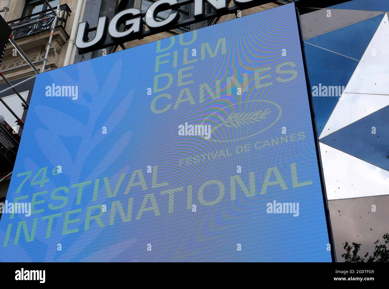 Le logo officiel avec un symbole Palme d'Or est vu sur un écran devant un cinéma avant la présentation de la sélection officielle du 74e Festival International du film de Cannes à Paris, France, le 3 juin 2021. REUTERS/Sandra Auger Banque D'Images
