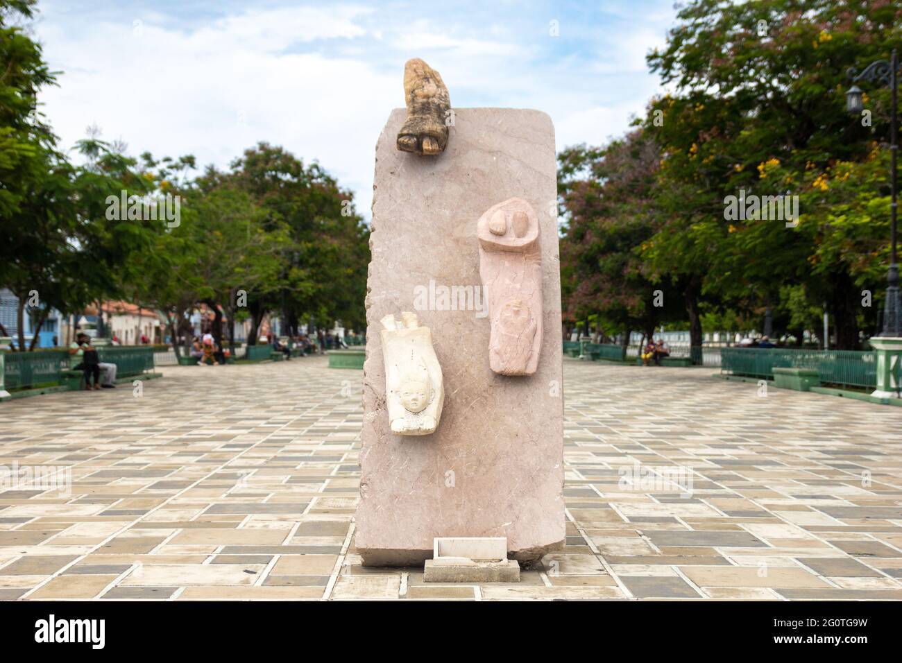 Sculpture en pierre de marbre rose nommée 'se Desliza' sur la promenade de Las Alamedas à Santiago de Cuba, Cuba Banque D'Images