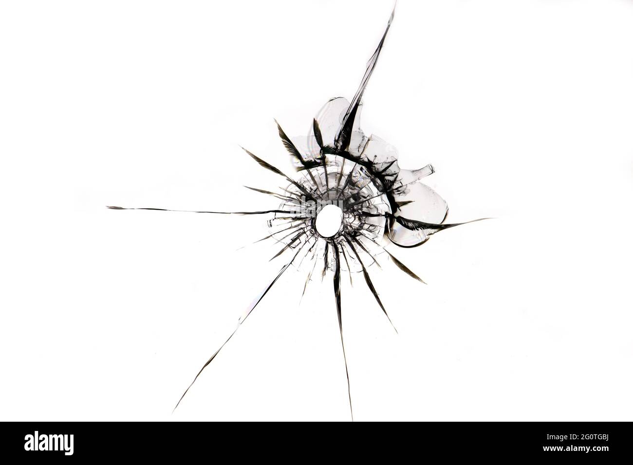 Texture de fissures sur le verre d'un coup de feu dans la fenêtre isolée sur fond blanc Banque D'Images