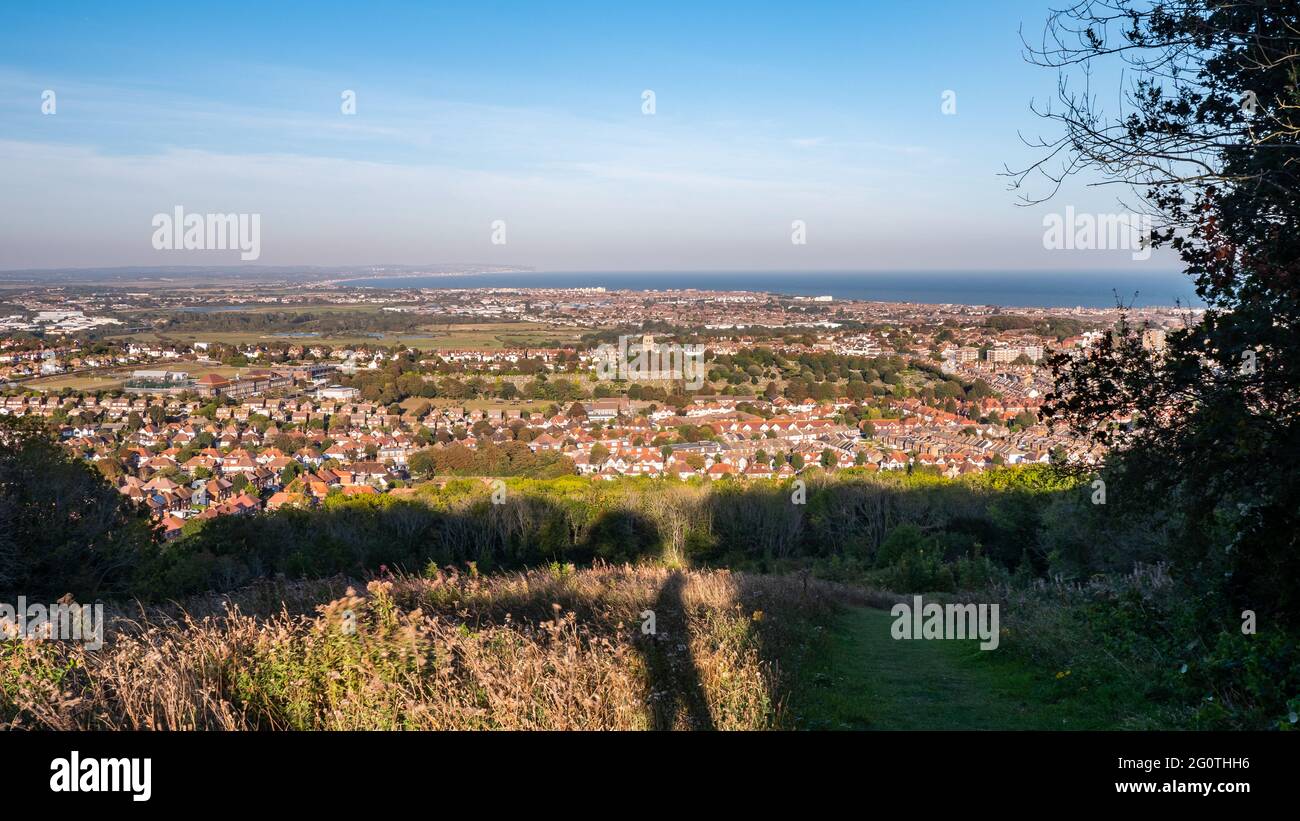 Eastbourne, East Sussex, côte sud de l'Angleterre. Vue en hauteur avec le quartier de la vieille ville en premier plan et la côte lointaine de la Manche. Banque D'Images