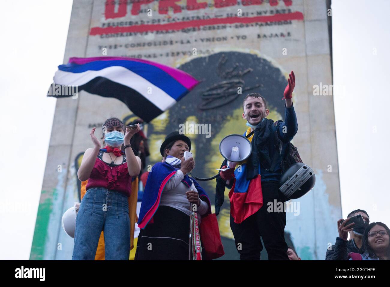 La communauté autochtone 'Misak' a participé à la journée de mobilisation le 2 juin 2021 à Bogota, en Colombie, dans le cadre de la grève nationale qui a déjà pris 35 jours. (Photo de Santiago Villegas/Pacific Press/Sipa USA) crédit: SIPA USA/Alay Live News Banque D'Images