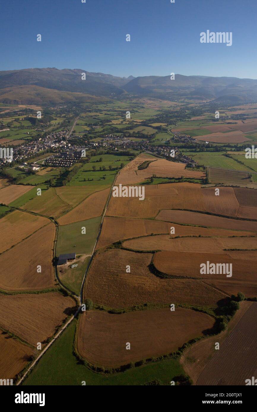 FRANCE. PYRÉNÉES ORIENTALES (66) RÉGION DE CERDAGNE. VUE AÉRIENNE DE LA RÉGION DE BOURG-MADAME, AU CONFLUENT DU SEGRE ET DU RAHUR, AFFLUENT DE L'EBRE R. Banque D'Images