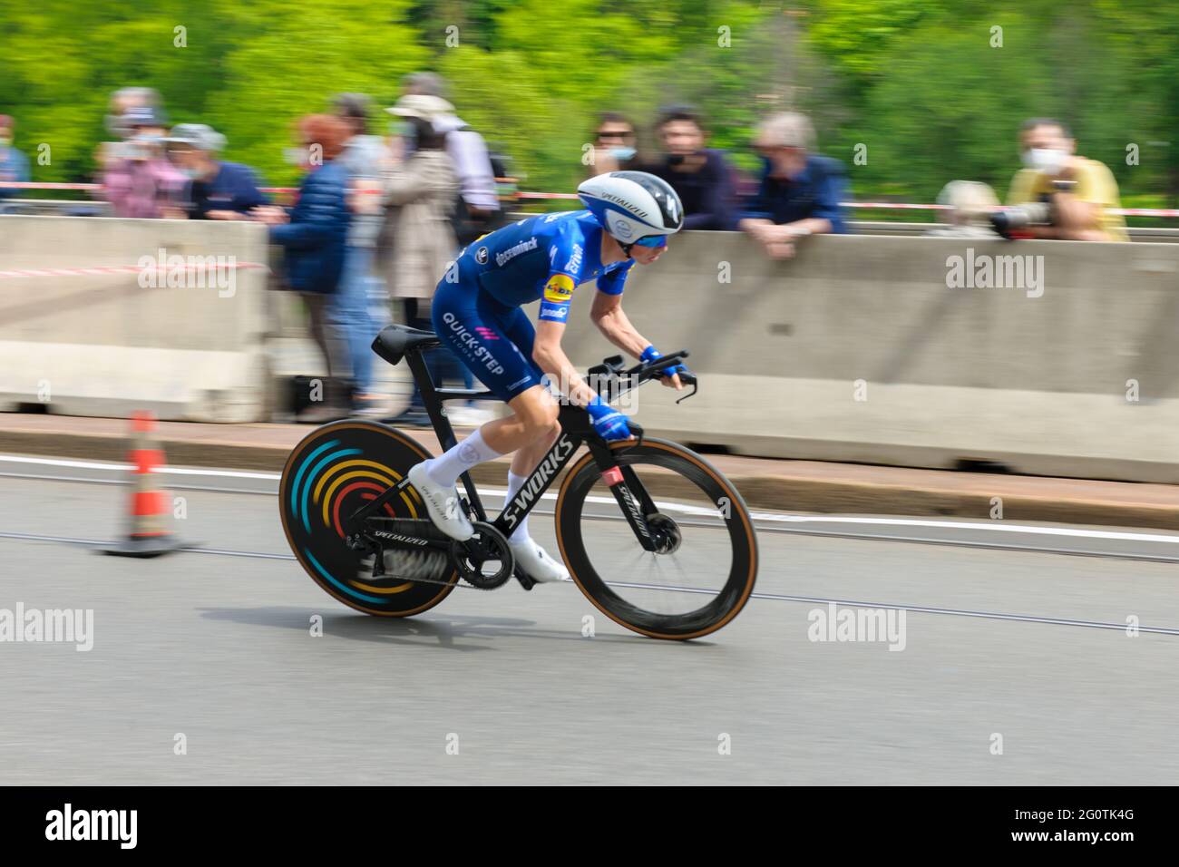 James KNOX (équipe Deceuninck Quick STEP) en action pendant un essai individuel. Le Giro d'Italia s'est déroulé du 8 au 30 mai 2021. La première étape, le 8 mai, a été un procès temporel de 8 kilomètres dans les rues de Turin. Le vainqueur de cette première étape est le Filippo Ganna (Team Ineos Grenadiers). Le vainqueur de la dernière classification générale est l'Egan Bernal colombien (Team Ineos Grenadier). Banque D'Images