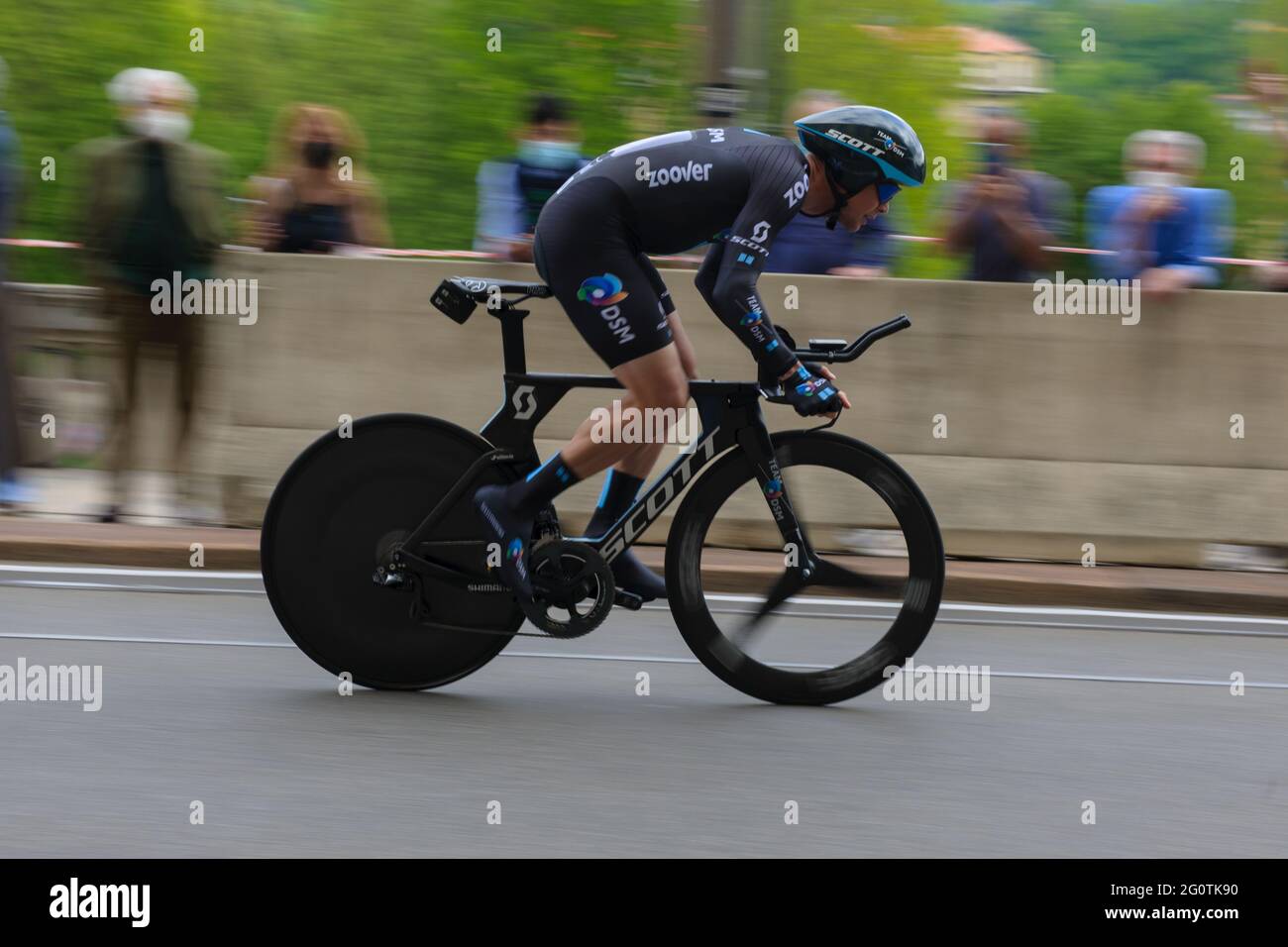 Nicolas Roche (équipe DSM) en action lors d'un procès individuel. Le Giro d'Italia s'est déroulé du 8 au 30 mai 2021. La première étape, le 8 mai, a été un procès temporel de 8 kilomètres dans les rues de Turin. Le vainqueur de cette première étape est le Filippo Ganna (Team Ineos Grenadiers). Le vainqueur de la dernière classification générale est l'Egan Bernal colombien (Team Ineos Grenadier). Banque D'Images