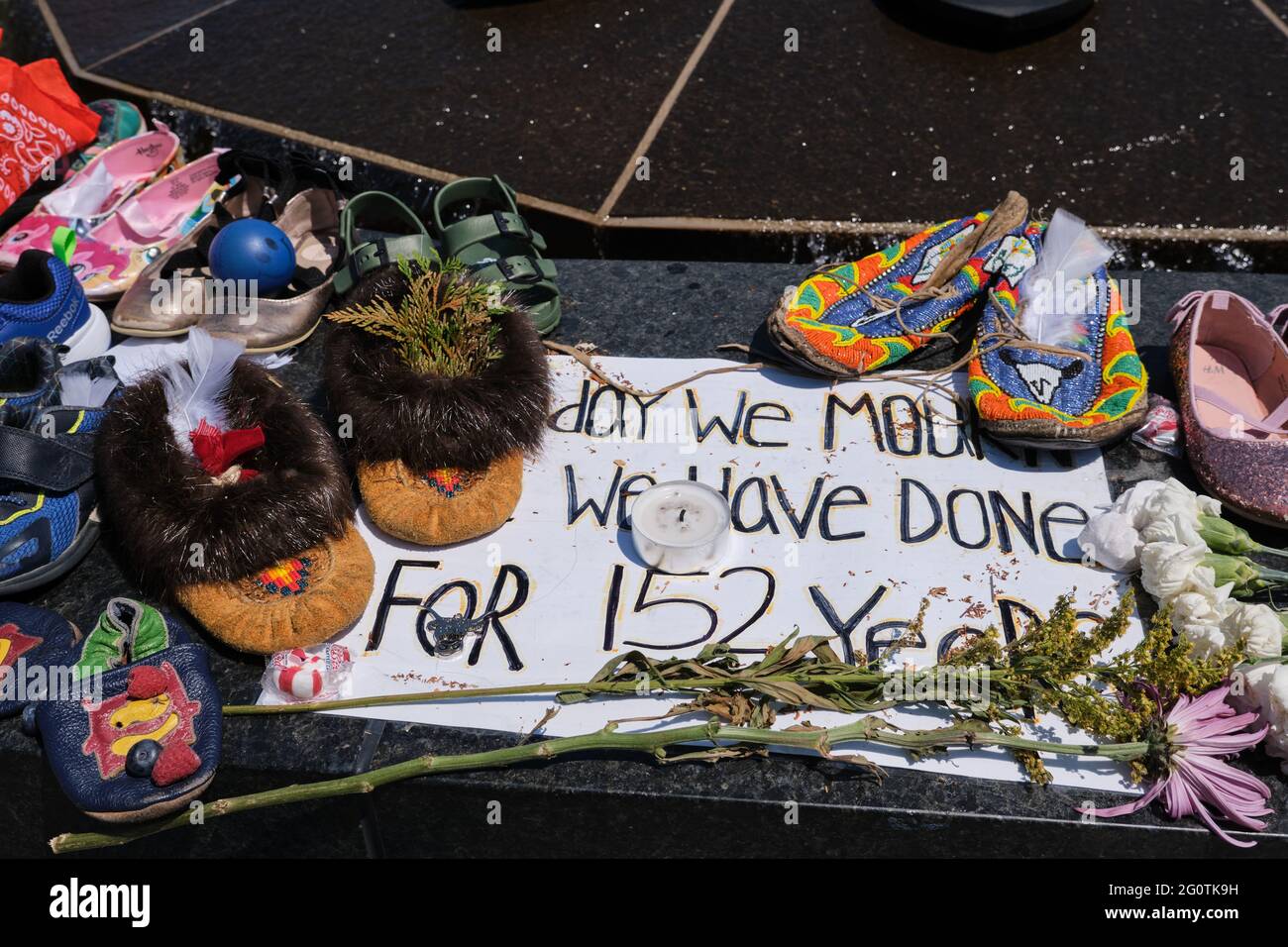 Mémorial à 215 enfants autochtones dont les restes ont été trouvés dans un pensionnat. Enfant mocassin laissé dans la mémoire. Ottawa, Canada. 1er juin 2021 Banque D'Images