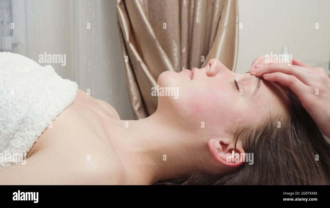 Photo de la femme obtient un cours de soin de la peau en salon Banque D'Images