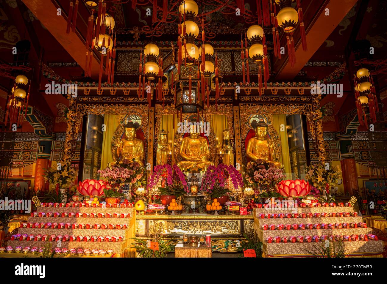 Intérieur de la salle du Temple principal de Bouddha, Monastère de po Lin, île de Lantau, Hong Kong Banque D'Images