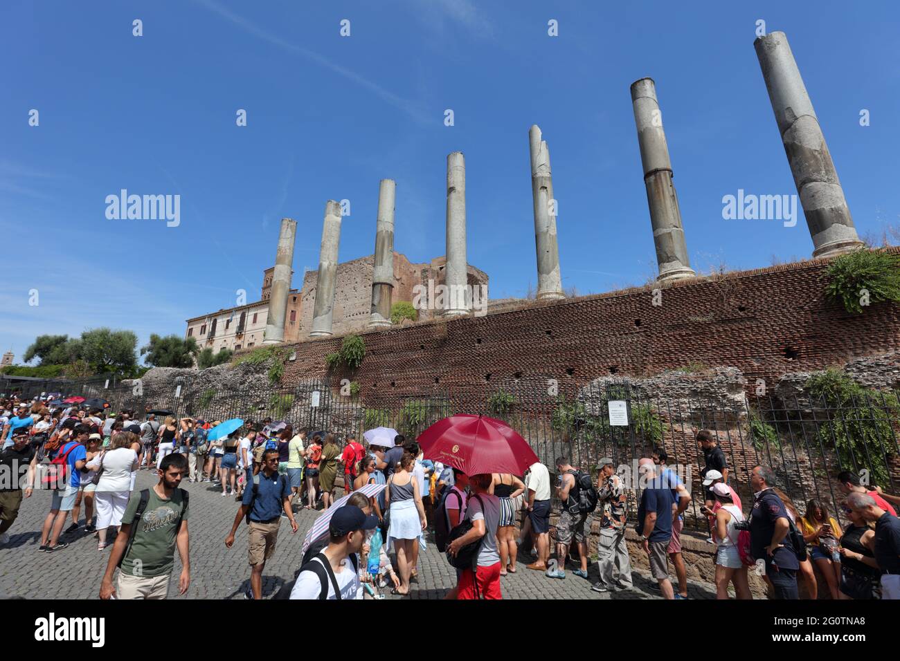 Les gens attendent dans la ligne sur la via Sacra pour rejoindre le Forum romain de Rome, Italie Banque D'Images