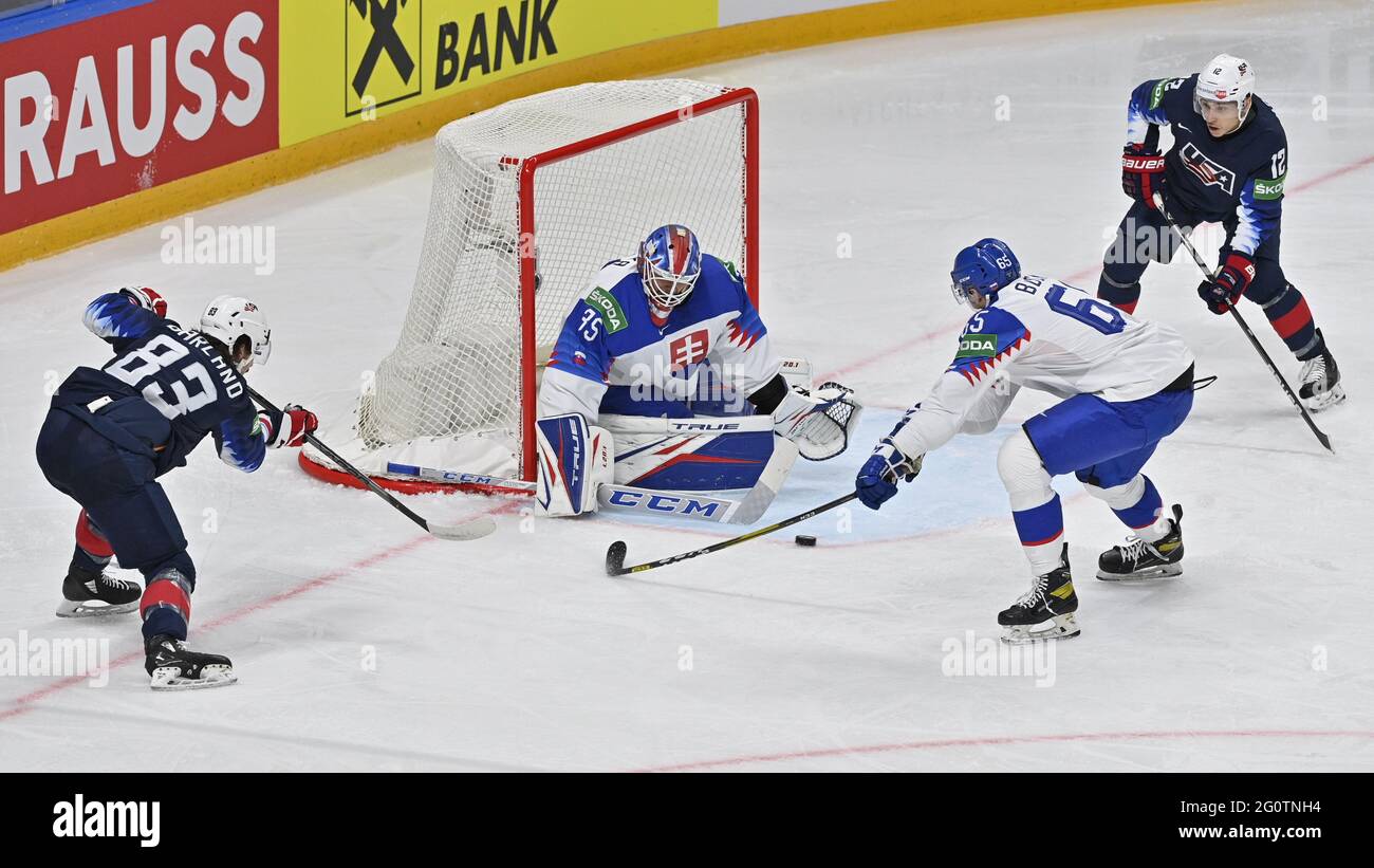 Riga, Lettonie. 03ème juin 2021. (G-D) Conor Garland des États-Unis, gardien de but slovaque Adam Huska, Martin Bucko de Slovaquie et Trevor Moore des États-Unis en action pendant le quart de finale du Championnat du monde de hockey sur glace 2021 de l'IIHF USA contre la Slovaquie, joué à Riga, Lettonie, le 3 juin 2021. Crédit : vit Simanek/CTK photo/Alay Live News Banque D'Images