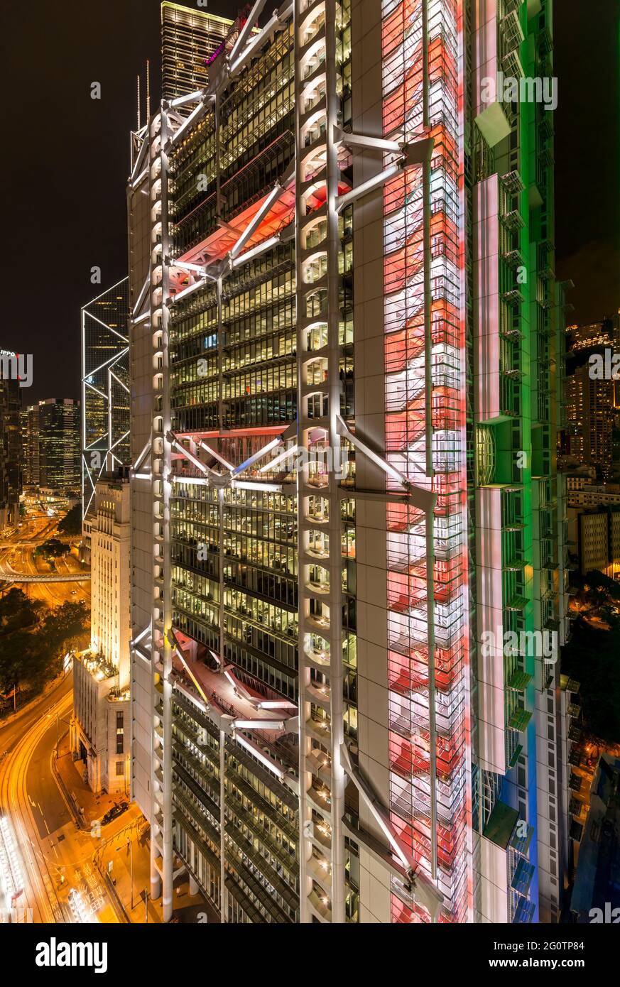 Le bâtiment principal de HSBC vu de nuit depuis le toit du bâtiment du Prince, au centre, sur l'île de Hong Kong Banque D'Images