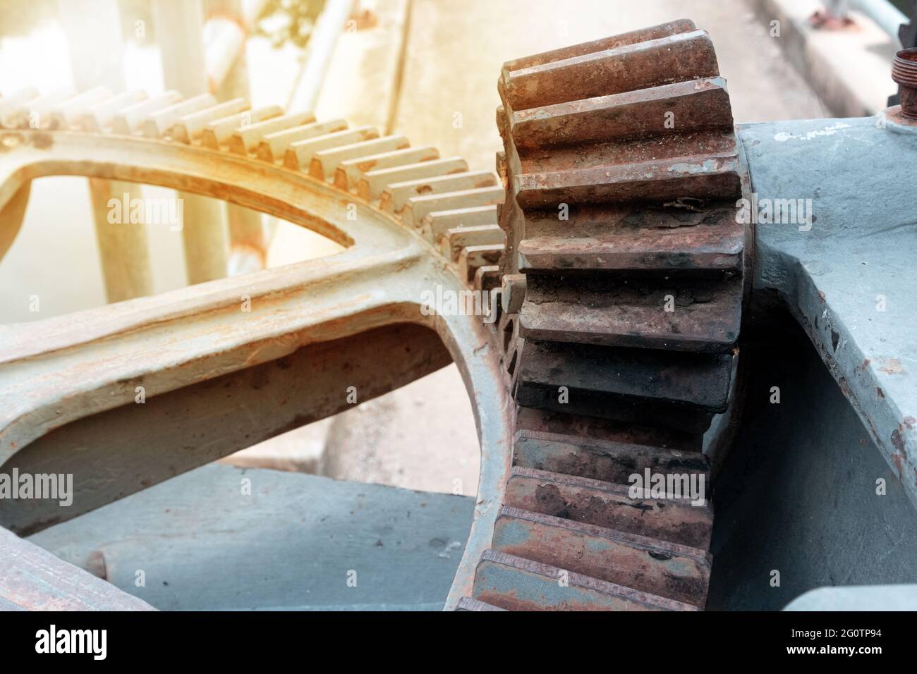 Gros plan les grands engrenages du clapet de dérivation sont montés sur une base extérieure en béton, utilisée pour contrôler l'ouverture et la fermeture du clapet de dérivation d'un barrage, rese Banque D'Images