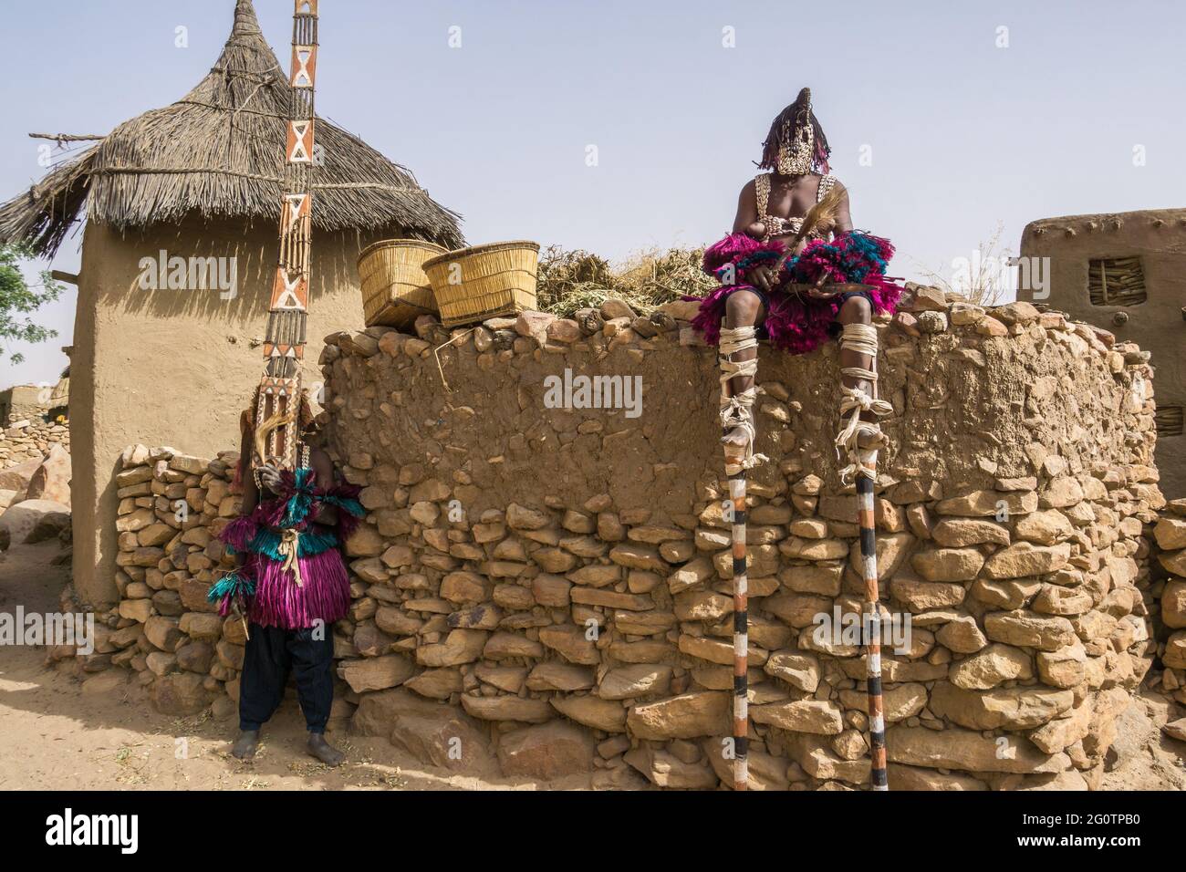 Masque danseurs dans le village de Tielli , pays Dogon, Mali Banque D'Images