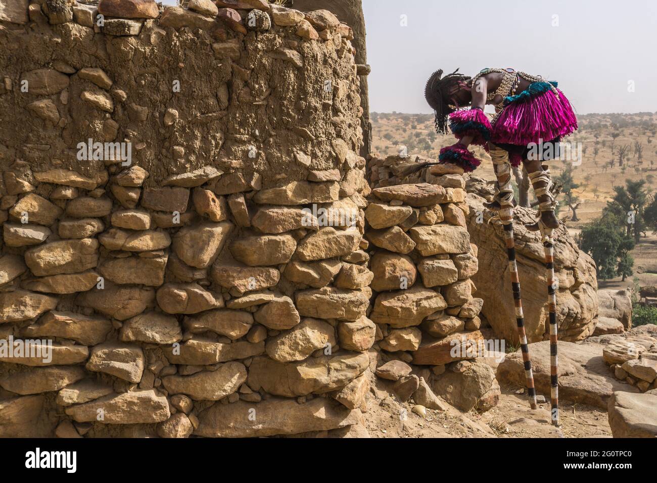 Masque danseurs dans le village de Tielli , pays Dogon, Mali Banque D'Images
