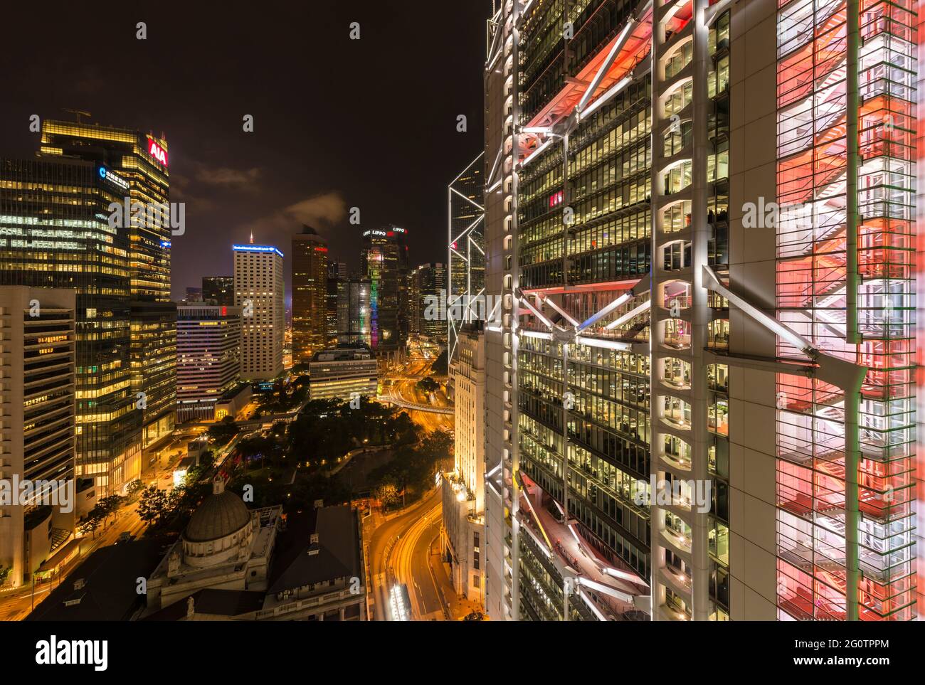 Le bâtiment principal de HSBC vu de nuit depuis le toit du bâtiment du Prince, au centre, sur l'île de Hong Kong Banque D'Images
