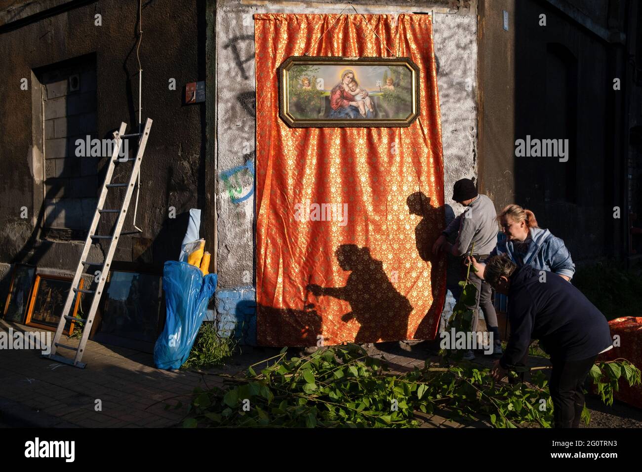 Swietochlowice, Lipiny, Pologne. 03ème juin 2021. Les gens ont vu décorer la rue pendant la procession. Corpus Christi (Boze Cialo) c'est une fête traditionnelle célébrée dans l'Église catholique. Dès les premières heures du matin, les habitants du quartier de Lipiny, à Swietochlowice, en Silésie, décorent leurs rues et construisent des autels. Ils attendent la procession des fidèles en costumes traditionnels qui va dans les rues. Le prêtre avec la monstruance va aussi avec eux. Crédit : SOPA Images Limited/Alamy Live News Banque D'Images