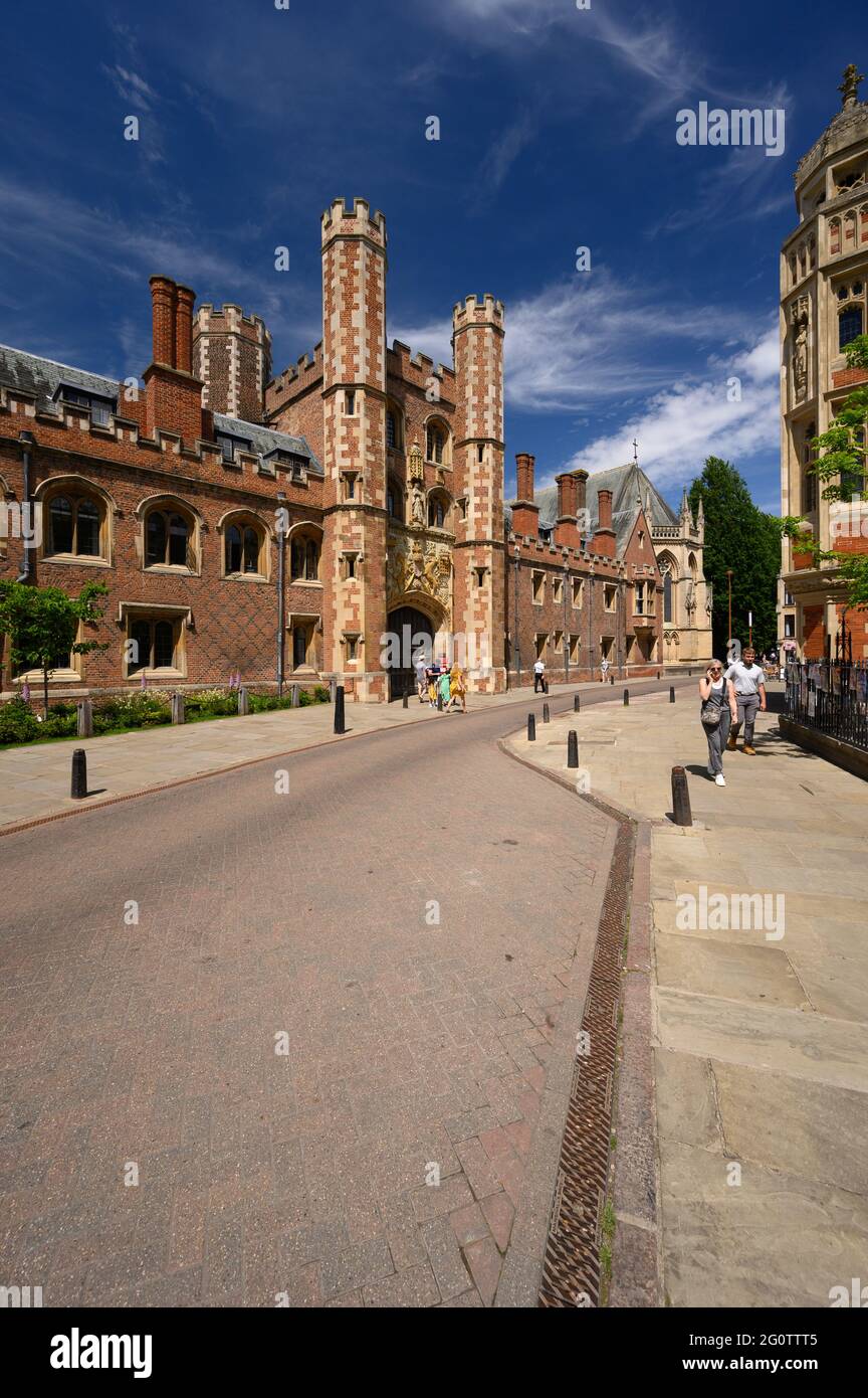 St John's College Cambridge, Angleterre, avec un ciel bleu vif et des nuages cirrus plus sages Banque D'Images