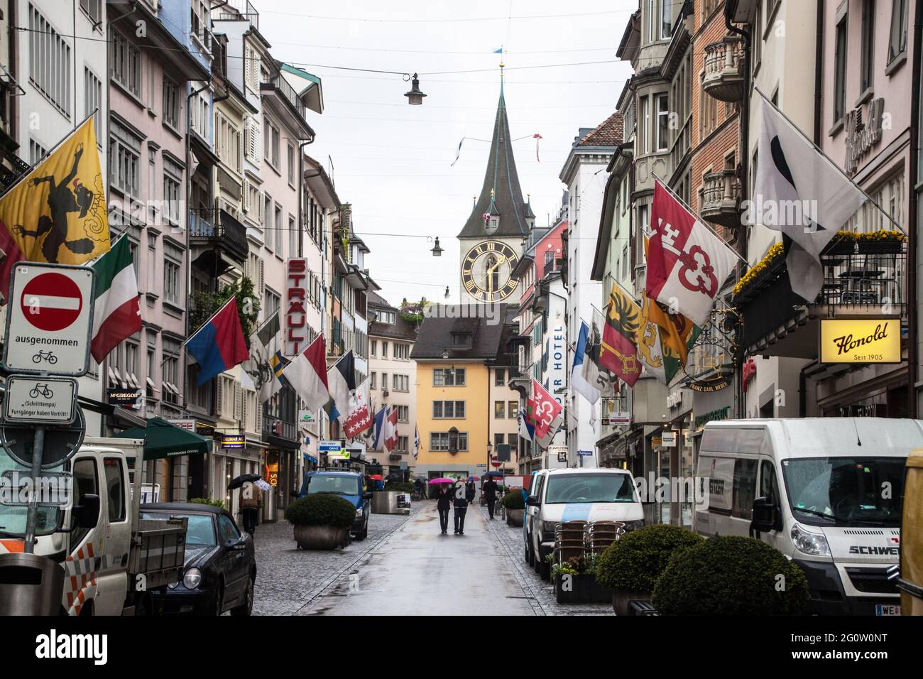 ZURICH - 28 AVRIL : vue sur une rue le 28 avril 2014 à Zurich, Suisse. Zurich est la plus grande ville de Suisse et la capitale du canton Banque D'Images