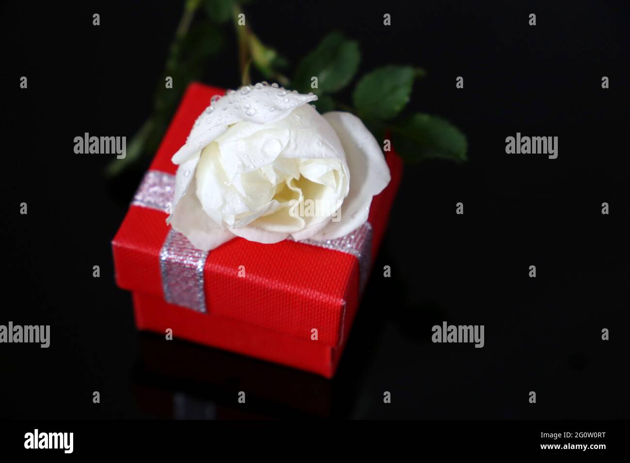 Bijoux Anniversaire Anniversaire Cadeau Surprise Banque D Image Et Photos Alamy