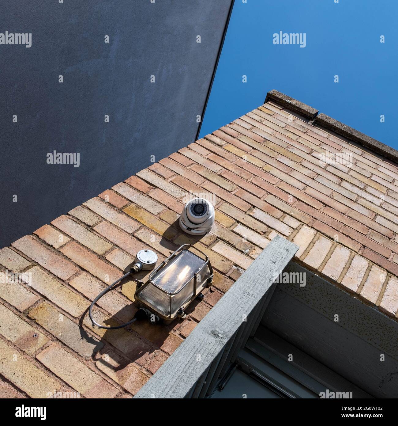 Epsom Surrey Londres, Royaume-Uni, juin 03 2021, UNE caméra de vidéosurveillance de sécurité fixée à un mur de briques externe Banque D'Images